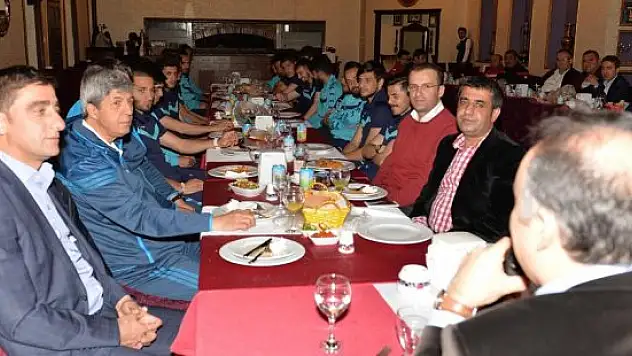 Vali Altıparmak, futbolcularla bir araya geldi