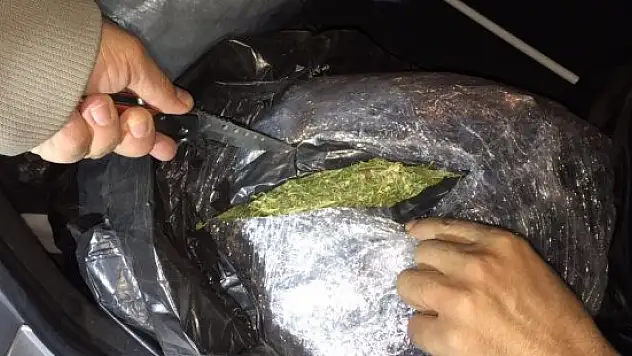 Pasinler'de 12 kilogram esrar ele geçirildi