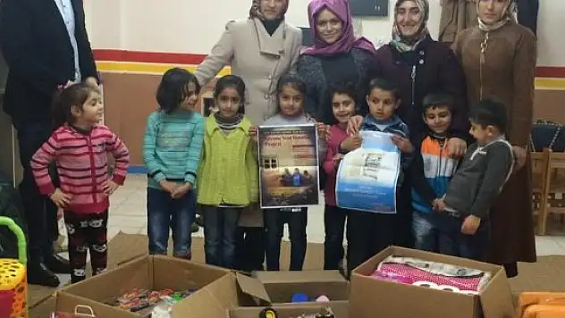 Köy çocuklarının yüzünü güldüryorlar