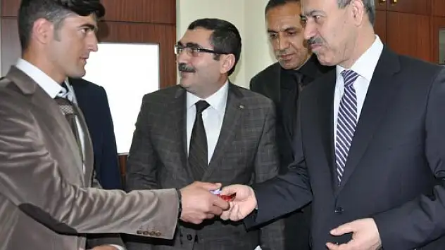 Muş'ta başarılı öğrencilere ödül