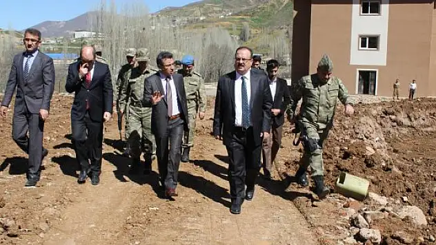 Vali Canbolat, Şemdinli'de incelemelerde bulundu