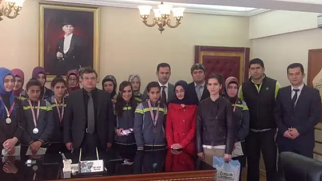 Pasinler Kaymakamıi Ada'dan şampiyon atletlere ödül