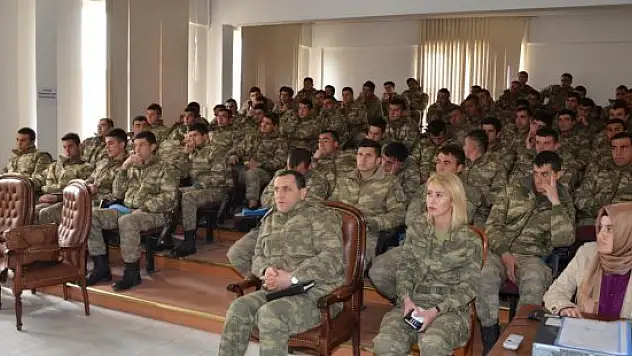 Mehmetçiğe, 'evlilik ve aile' semineri verildi