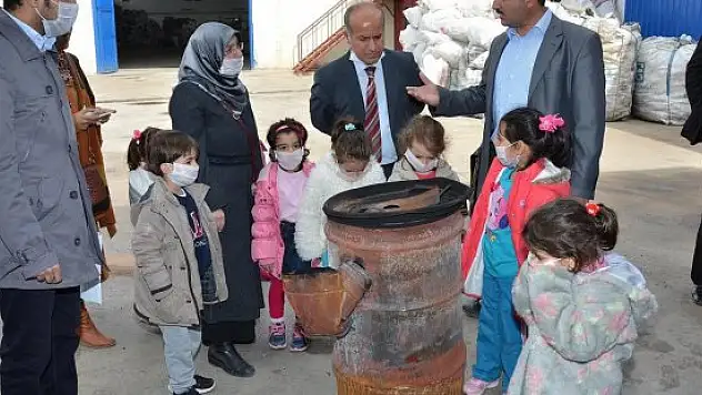 Anaokulu öğrencileri ambalaj atıkları tesisini gezdi