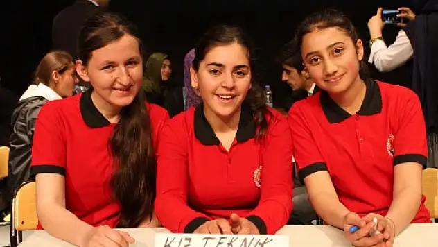 Yüksekova'da 'Liselerarası Bilgi Yarışması'