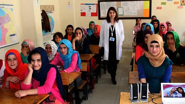 Yüksekova'da 'ergenlik dönemi' semineri verildi