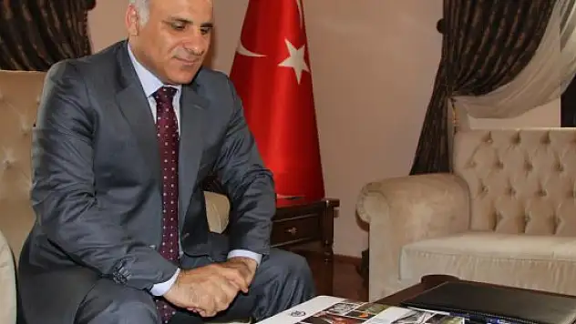 Elazığ Valisi Zorluoğlu'na 'AA 2014 Yıllığı'