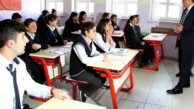 Vali Deniz, öğrencileri ziyaret etti
