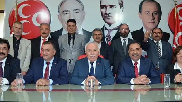 MHP Malatya il teşkilatı üyeleri milletvekillerini karşıladı.