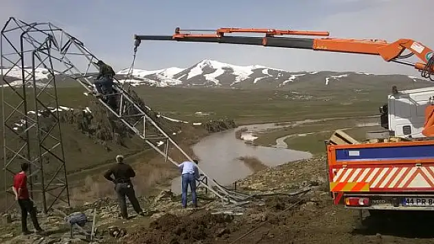 Ağrıda Yıkılan Elektrik Direkleri ve Kesintiler ile İlgili Basın Açıklaması