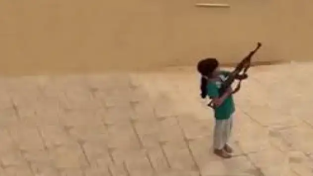 5 Yaşındaki Kız Ateş Ederken Babasını Vurdu