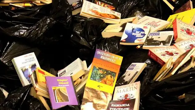 Hırsızlık ihbarı yapılan evden 'korsan kitap' çıktı