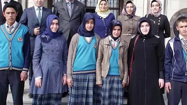 Başarılı öğrencilerden İlçe Milli Eğitim Müdürüne ziyaret