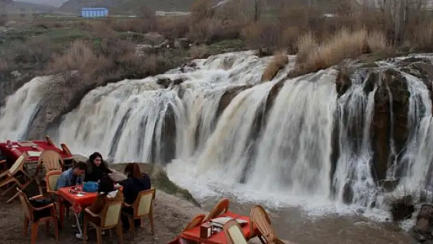 Muradiye Şelalesi'nde bahar güzelliği