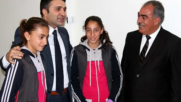 Kaymakam Çelikel, başarılı atletleri kabul etti