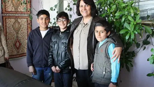 Başkan Yetişkin, halk oyunları ekibini kabul etti