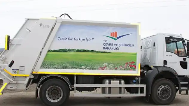 Bingöl Belediyesi'ne çöp kamyonu hibe edildi