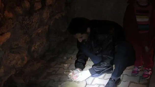Yaralı köpeğe olay yerinde müdahale