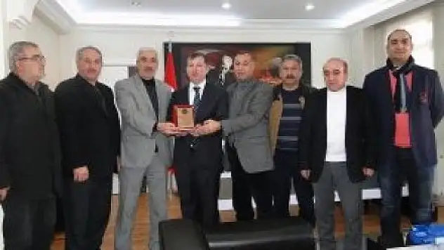 İşadamlarından Kaymakam Daştan'a Plaket