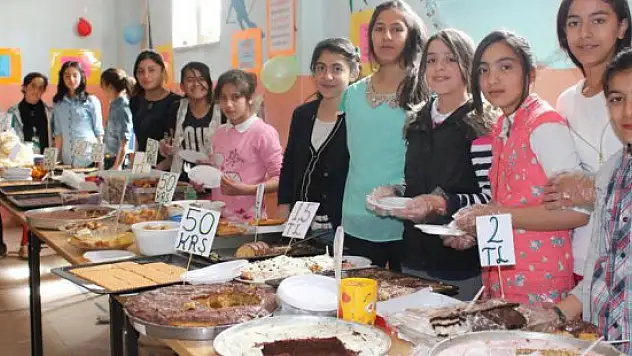 Yüksekova'da okul yararına kermes