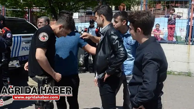 Ağrı'da Okul Çevrelerinde Kimlik Kontrolü Uygulamaları Yapıldı
