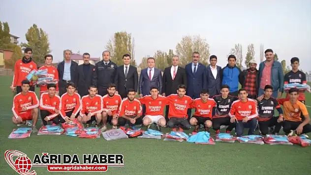 Eleşkirt Birlikspor'a Gençlik Hizmetleri ve Spor İl Müdürlüğünden Malzeme Desteği