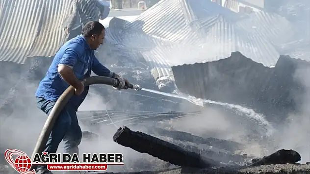 Eleşkirt'te Yangın! 1 Ev 3 Ahır Samanlık ve Garaj Kül Oldu