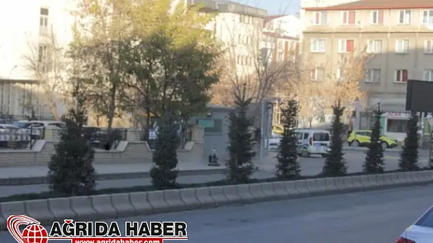 Ağrı Adliye Sarayı Önüne Bırakılan Şüpheli Çanta Büyük Paniğe Sebep Oldu
