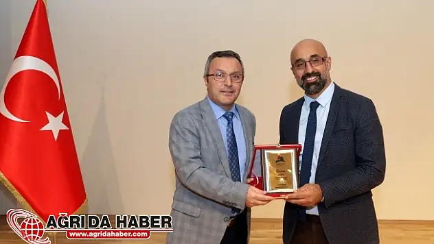AİÇÜ'de Eczacılıkta Uzmanlık Yasası ve Uzmanlık Sınavı Konferansı Düzenlendi