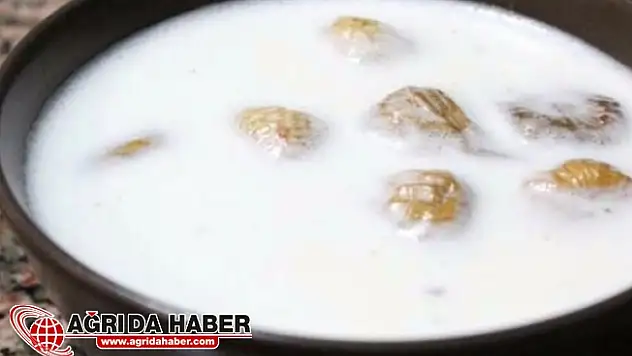 Kaynayan Süt ile Kuru İncir Karışımı Her Derde Deva...