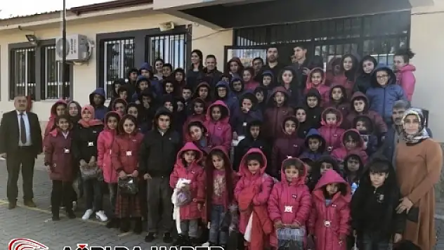 Adıyaman'da Köy Okulu Öğrencilerine Bot ve Mont Yardımı Yapıldı