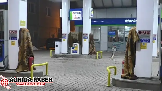 Ağrı'da Akaryakıt İstasyonunda Soğuklar İçin Battaniyeli Önlem