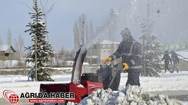 Ağrı'da Kar Temizleme Çalışmaları Hız Kesmeden Devam Ediyor