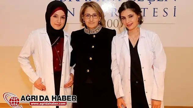 Ağrı İbrahim Çeçen Üniversitesi Eczacılık Fakültesi Öğrencileri Beyaz Önlüklerini Giydi