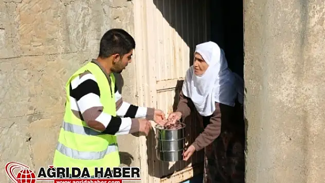 Bitlis Belediyesi Sıcak Yemek Dağıttı