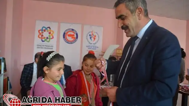 Eleşkirt'te Düzenlenen Masa Tenisi Turnuvası'nda Ödül Töreni Yapıldı