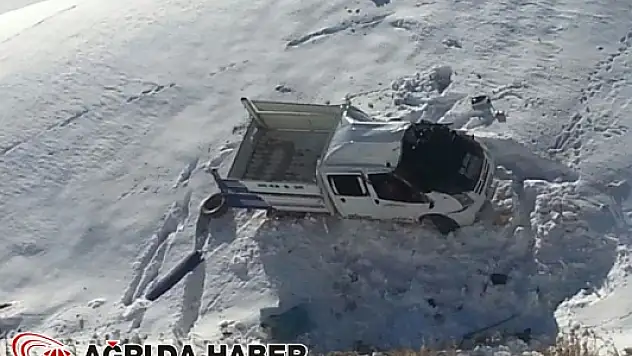 Hakkari'de Kamyonet Şarampole Yuvarlandı: 2 Kişi Yaralandı