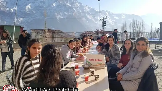 Hakkari'de Karlı Sümbül Dağı Manzaralı Piknik Keyfi