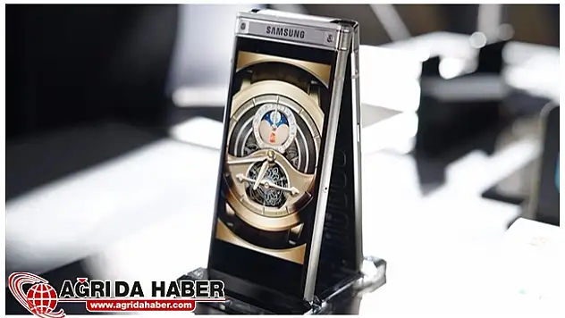 Samsung'un Kapaklı Telefonu Resmen Tanıtıldı !