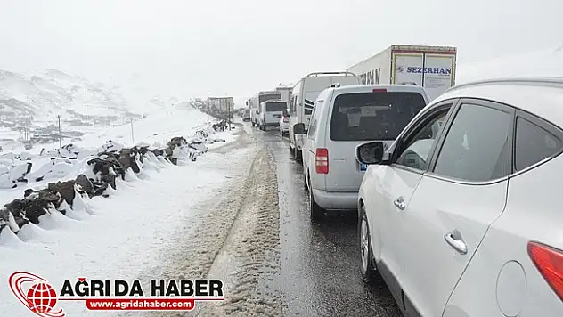 Tendürek Geçidi'nde Ulaşım Durdu