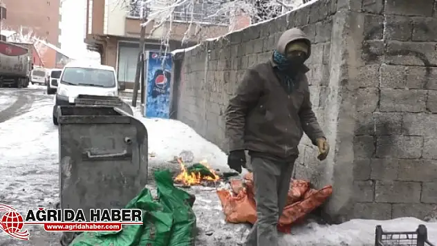 Yanmış Kömürleri Eleyip Satarak Ailesini Geçindiriyor
