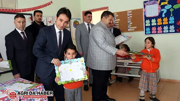 Ağrı'da Öğrenciler Karne Heyecanı Yaşadı