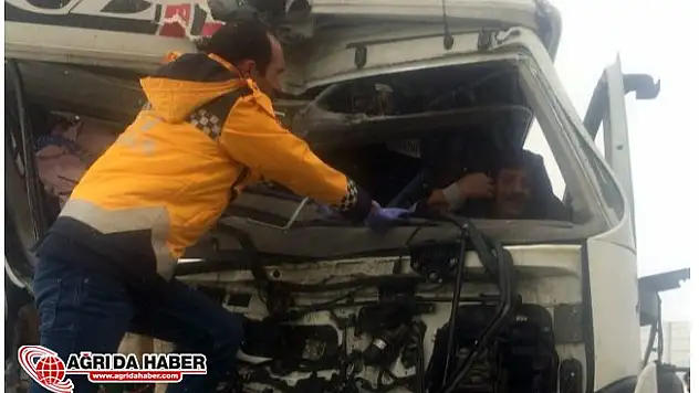 Ağrı'da Trafik Kazası: Tır Şoförü Araçta Sıkıştı