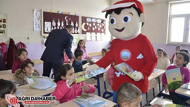 Ağrı Belediyesi Öğrencilere Karne Hediyesi Dağıttı