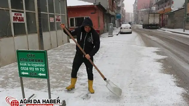 Ağrı'da Kar Yağışı Kendini Göstermeye Başladı