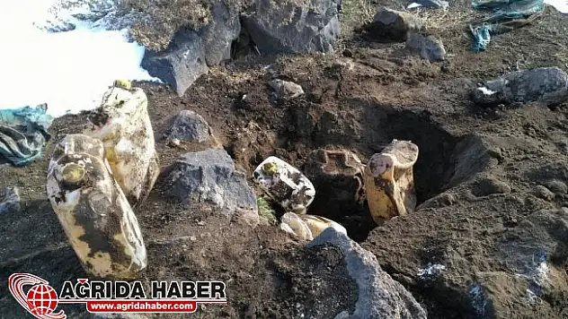 Ağrı'da Terör Opersayonu! Birçok Yaşam Malzemesi Ele Geçirildi