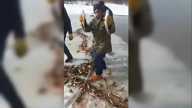 Ağrı'da buz tutan derede balık tutan vatandaşların sevinci