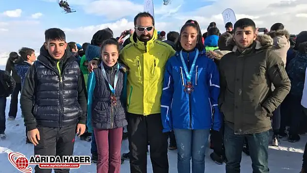 Ağrılı Kayakçılar Sarıkamış'tan Madalya İle Döndü