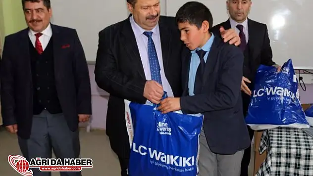 Ağrılı Hayırsever İşadamı'ndan 3 bin Öğrenciye Yardım