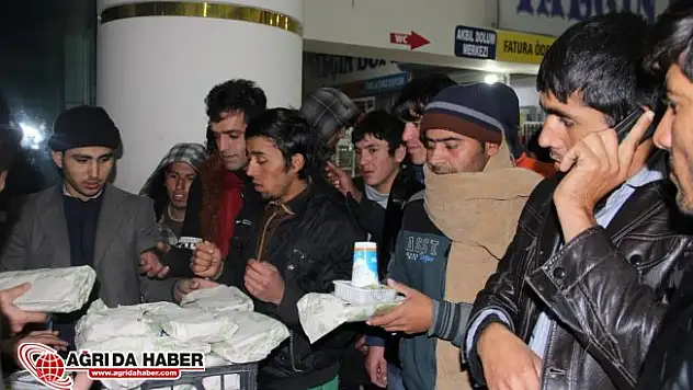 Ağrılı Hayırsever İşadamından Otogarda Kalan Göçmenlere Yemek Yardımı
